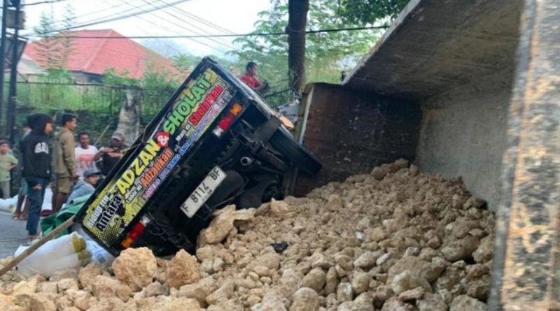 Diduga Rem Blong Truk Pengangkut Batu Kapur di Ciampea Mengalami Kecelakaan Begini Kesaksian Korban