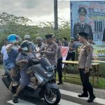 Kapolres Beltim dan Wartawan Berbagi Takjil ke Pengendara.