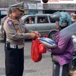 Dit Lantas Polda Babel Bagikan Puluhan Paket Sembako Ke Pengendara, Ingatkan Pentingnya Keselamatan Berkendara