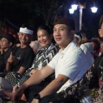Kapolres Purwakarta Berbaur Bersama Warga di Pagelaran Wayang Golek 4 Dalang