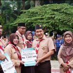 Wakil Walikota Depok Menyerahkan Penghargaan Adiwijaya Kepada Sekolah Yang di Tetapkan Sebagai Lingkungan Bersih dan Sehat
