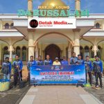 Peringati HUT Ke-75, Sat Polairud Polres Belitung Timur Gelar Bakti Sosial Bersih-bersih Masjid Agung Darussalam