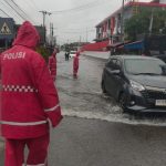 Sat Samapta Polres Asahan Laksanakan Patroli Perintis Presisi di Ruas Jalan Tergenang Banjir Akibat Curah Hujan Tinggi di Kota Kisaran