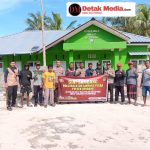 Kapolsubsektor Simpang Pesak Sambang ke Pulau Ketapang, Salurkan Bantuan ke Mushola Sekaligus Pererat Silaturahmi