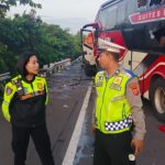 Satlantas Polres Purwakarta Respon Cepat Evakuasi Kendaraan Kecelakaan di KM 72 Tol Cipularang