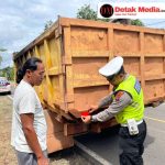 Tekan Angka Kecelakaan, Sat Lantas Polres Beltim Pasang Stiker Pembias Cahaya dan Sosialisasi Lampu Utama
