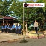 Tanamkan Kedisiplinan Sejak Dini, Bhabinkamtibmas Desa Gantung Jadi Pembina Upacara di SDN 3 Gantung