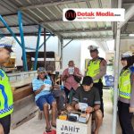 Tingkatkan Kesadaran Pengendara, Sat Lantas Polres Beltim Bagikan Brosur Keselamatan di Pasar Lipat Kajang