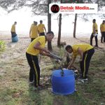 Personel Polres Belitung Timur Bersama Masyarakat Gelar Aksi Bersih-Bersih di Pantai Nyiur Melambai