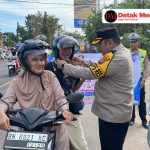 Kapolres Belitung Timur Bagikan Helm Gratis dalam Operasi Keselamatan Menumbing 2026