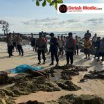 Tim SAR Brimob Polda Babel Evakuasi Temuan Mayat Tanpa Identitas di Pantai Kepala Dua Desa Tanjung Gunung
