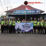 Tebar Kebaikan di Bulan Suci, Sat Lantas Polres Beltim Berbagi Takjil Sambil Ingatkan Keselamatan Pengendara