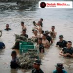 Warga Bergotong Royong Bersama Yonif TP 845