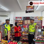 Tingkatkan Kesadaran Berkendara, Sat Lantas Polres Beltim Bagikan Brosur Keselamatan di Pusat Keramaian