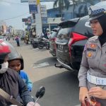 Polisi Hadiahi Anak Tertib Helm, Satlantas Purwakarta Gaungkan Budaya Keselamatan Sejak Dini