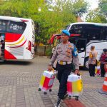 Polri Melayani, Personel Polres Purwakarta Sambut Kedatangan Jemaah Haji