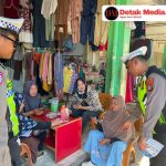 Unit Kamsel Satlantas Polres Belitung Timur Bagikan Brosur Keselamatan Berlalu Lintas di Pasar Lipat Kajang