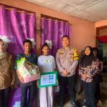 Bhabinkamtibmas Desa Lalang Jaya Hadiri Penyerahan Bantuan Genting Kepada Ibu Hamil, Wujud Dukungan Polri Terhadap Program Pemerintah