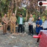 Bhabinkamtibmas Polsek Gantung Dampingi Penyaluran Bantuan Bupati Belitung Timur kepada Korban Kebakaran Rumah