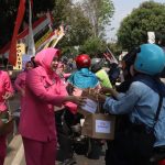 Jumat Berkah, Bhayangkari Cabang Purwakarta Bagikan Paket Makan Siang kepada Masyarakat