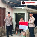 Polsek Jajaran Polres Belitung Timur Bagikan Bendera Merah Putih Sambut HUT ke-81 Kemerdekaan RI