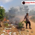 Polsek Manggar Bersama Damkar Berhasil Padamkan Kebakaran Lahan di Desa Sukamandi