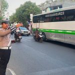 Polisi Hadir di Titik Rawan Kemacetan, Satlantas Polres Purwakarta Kawal Aktivitas Pagi Masyarakat