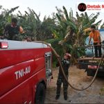 Api Mengganas di Desa Keciput, Lanud H.AS Hanandjoeddin Bersama Tim Gabungan Padamkan Karhutla hingga Dini Hari 