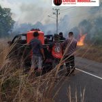 Bhabinkamtibmas Bersama Warga Kecamatan Simpang Pesak Padamkan Kebakaran Lahan di Simpang Pesak