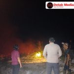Sigap! Polsek Dendang Bersama Warga Jinakkan Api yang Lahap 0,8 Hektare Lahan Kebun