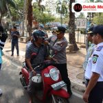 Peduli Keselamatan, Polres Beltim Bersama Dishub dan Jasa Raharja Bagikan Helm kepada Pengendara